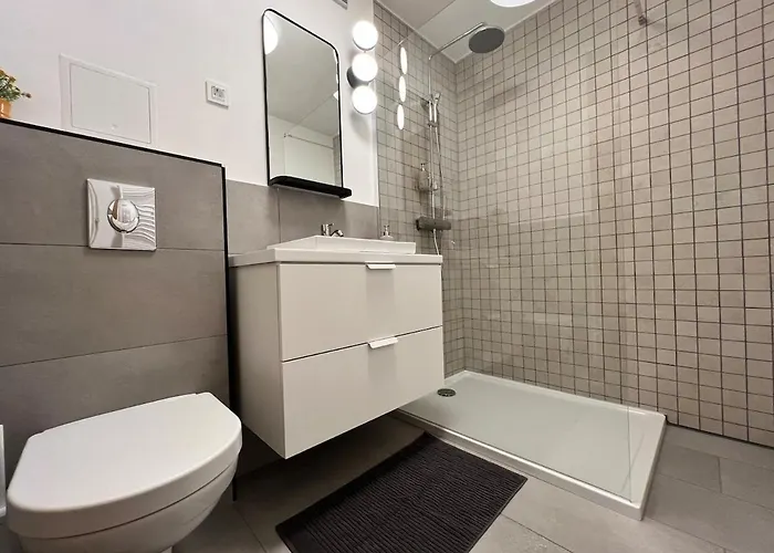 Tjs Temple With Castle View Lublaň